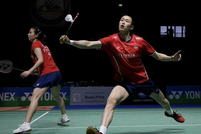 中国队险胜泰国队，黄鸭组合点燃赛场